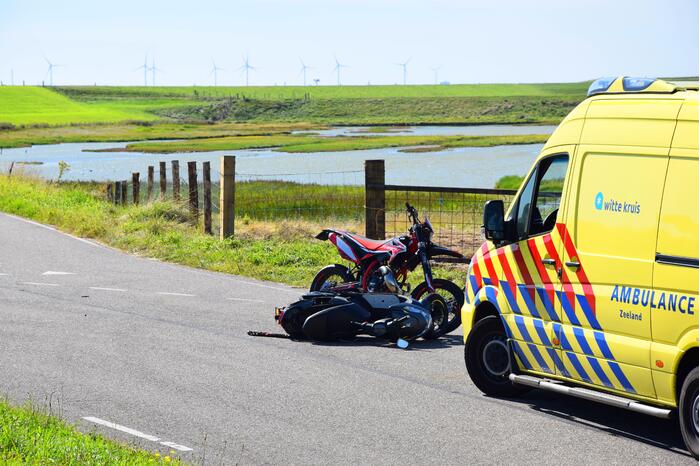 Twee scooters botsen op splitsing