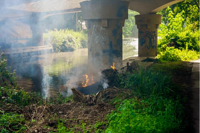 Rommel onder brug in brand gevlogen