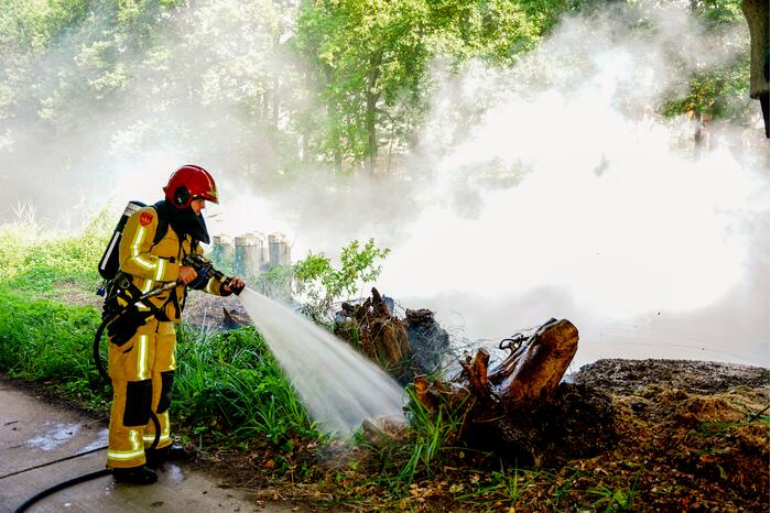 Rommel onder brug in brand gevlogen