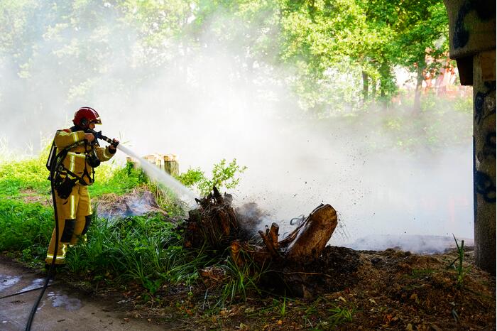 Rommel onder brug in brand gevlogen