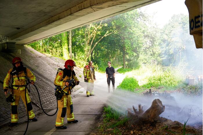 Rommel onder brug in brand gevlogen