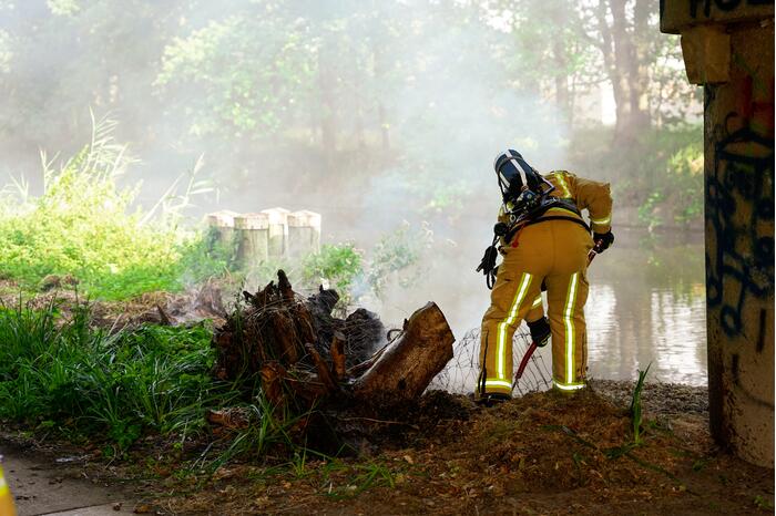 Rommel onder brug in brand gevlogen