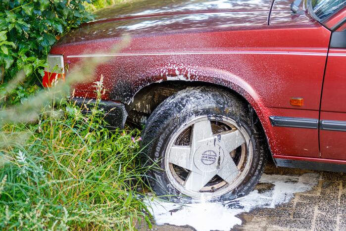 Geparkeerde auto vat vlam