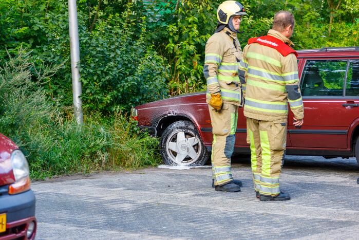 Geparkeerde auto vat vlam