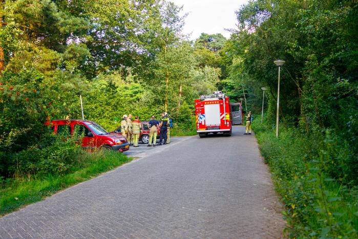 Geparkeerde auto vat vlam