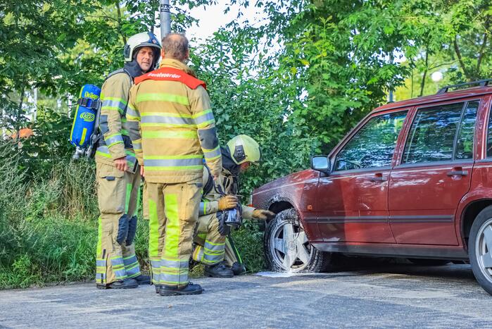 Geparkeerde auto vat vlam