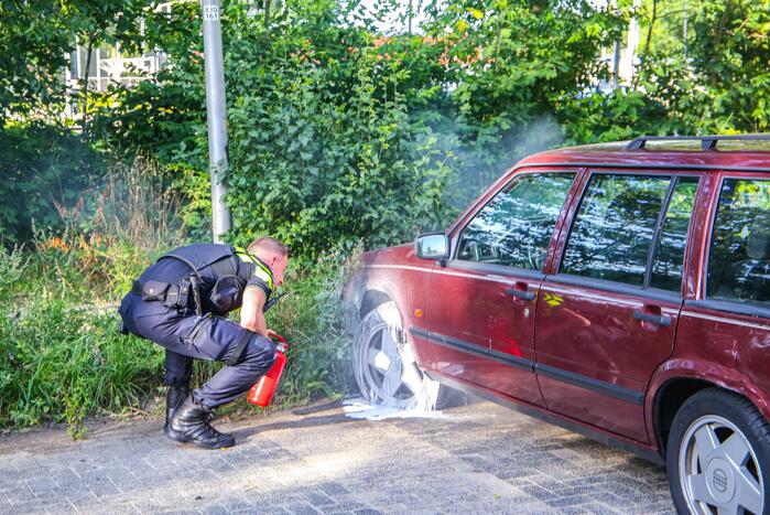 Geparkeerde auto vat vlam