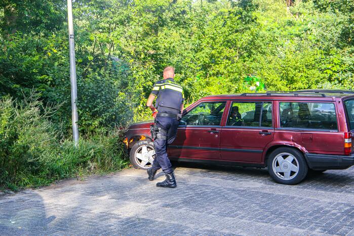 Geparkeerde auto vat vlam