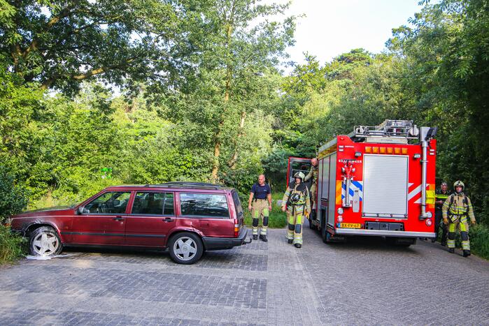 Geparkeerde auto vat vlam