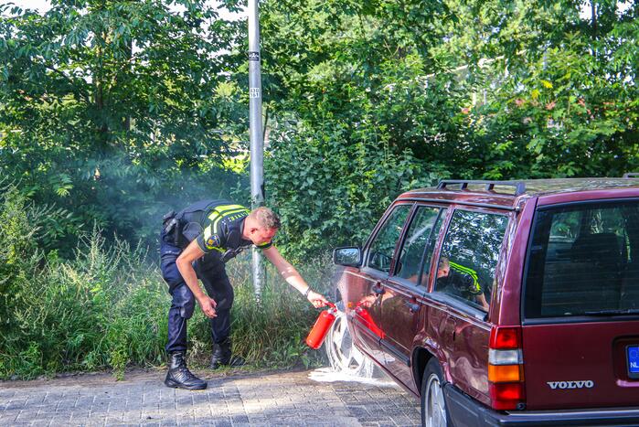 Geparkeerde auto vat vlam
