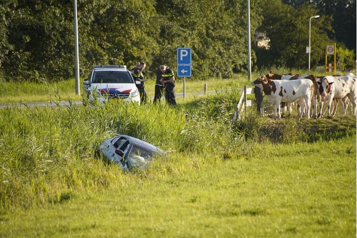 BMW M3 van 150000 euro belandt in sloot