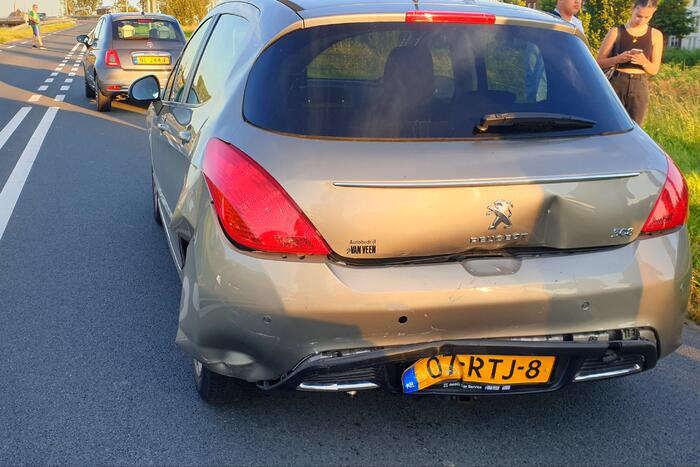 Drie auto's botsen op elkaar door afslaande auto