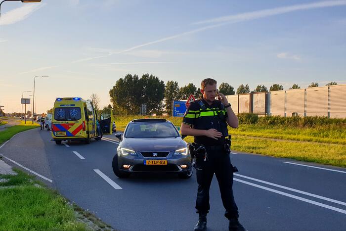 Drie auto's botsen op elkaar door afslaande auto