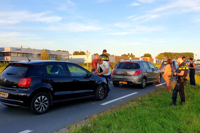 Drie auto's botsen op elkaar door afslaande auto