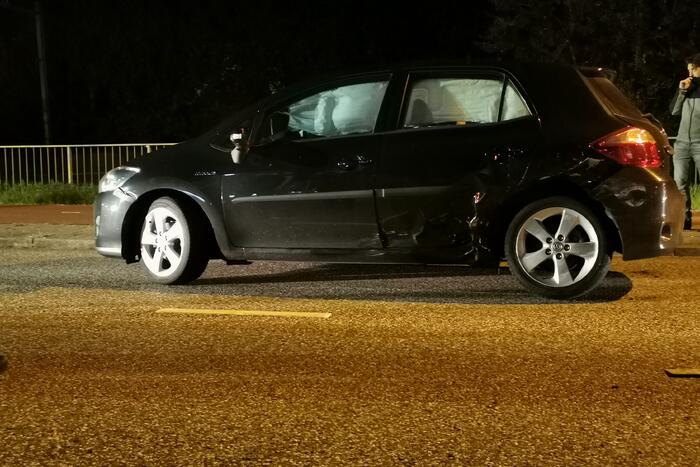 Twee voertuigen botsen met elkaar