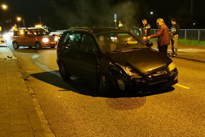 Twee voertuigen botsen met elkaar