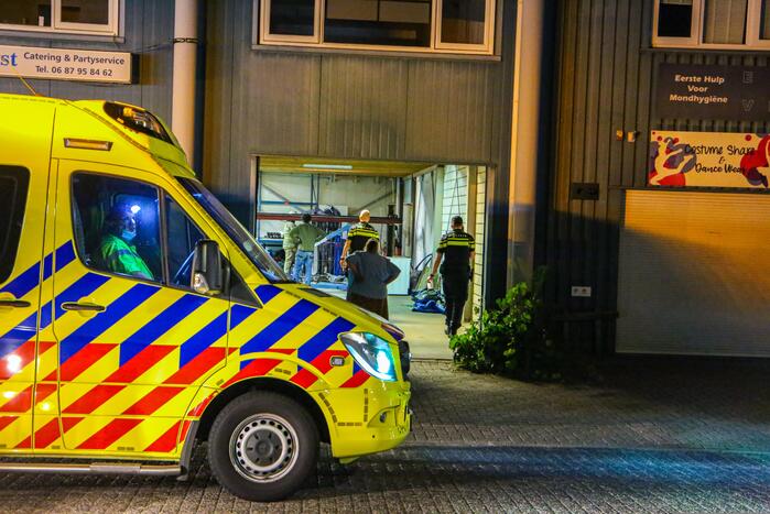 Persoon zwaargewond door incident in garage