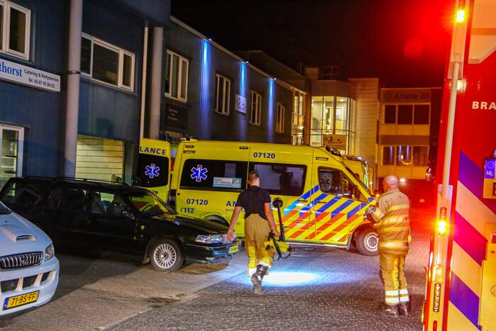 Persoon zwaargewond door incident in garage