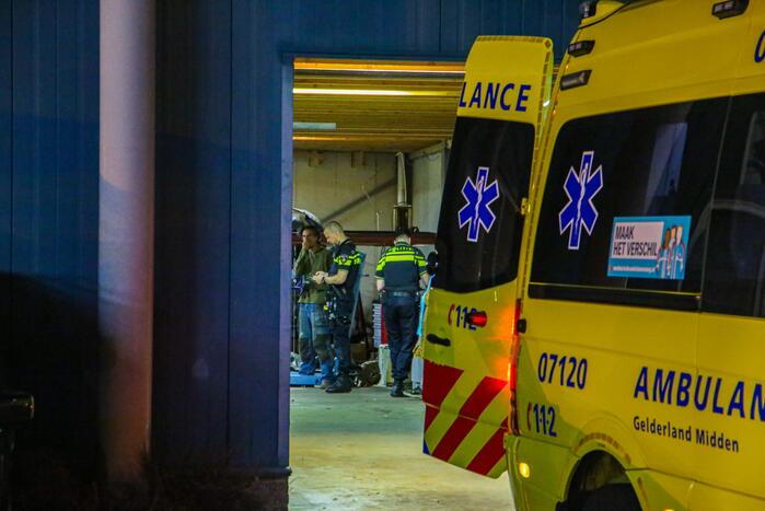 Persoon zwaargewond door incident in garage