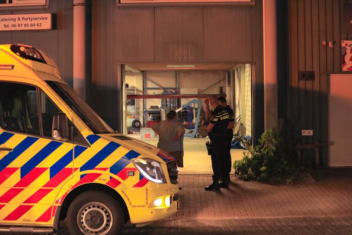 Persoon zwaargewond door incident in garage