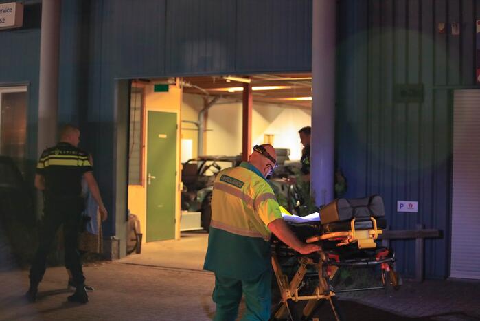 Persoon zwaargewond door incident in garage