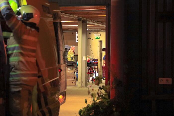 Persoon zwaargewond door incident in garage