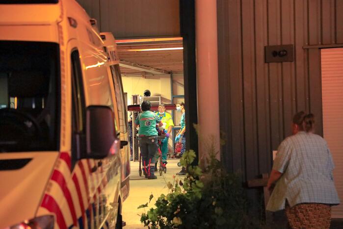 Persoon zwaargewond door incident in garage