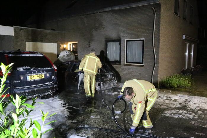 Personenauto volledig uitgebrand