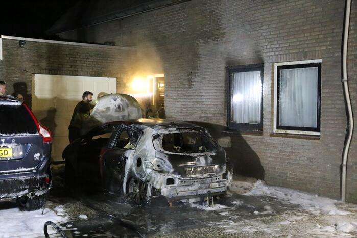 Personenauto volledig uitgebrand