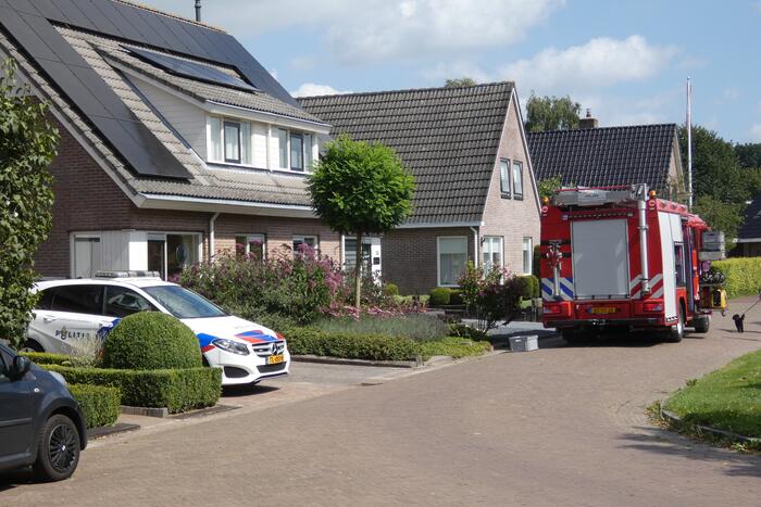 Man valt van ladder in schuur