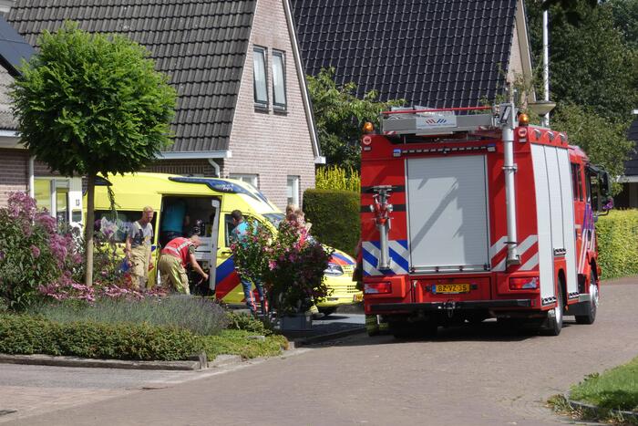 Man valt van ladder in schuur
