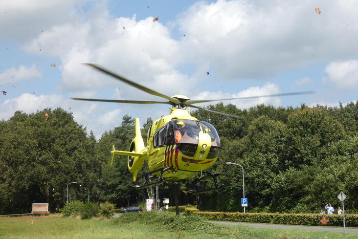 Man valt van ladder in schuur