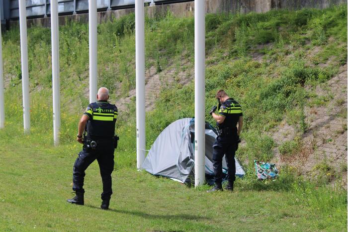 Kampeertent met spullen aangetroffen langs spoor