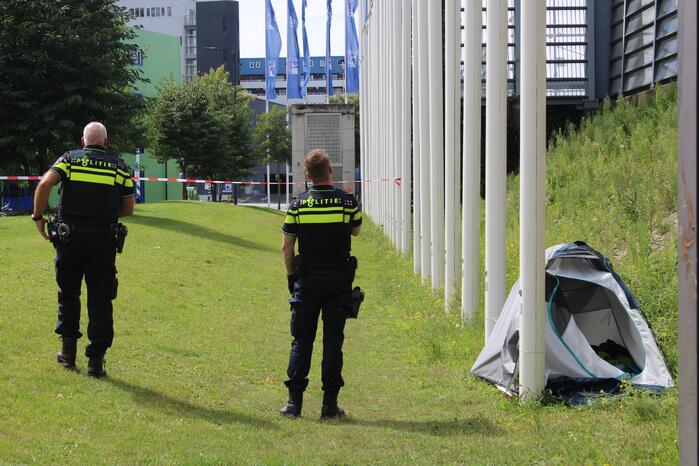 Kampeertent met spullen aangetroffen langs spoor