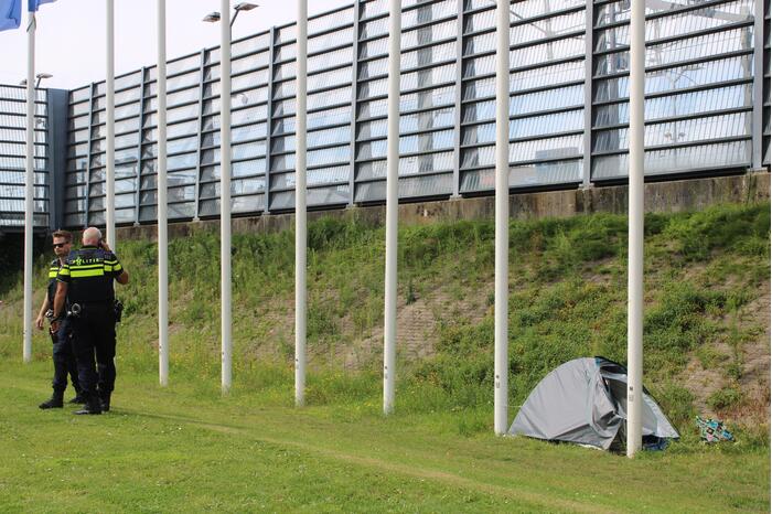 Kampeertent met spullen aangetroffen langs spoor
