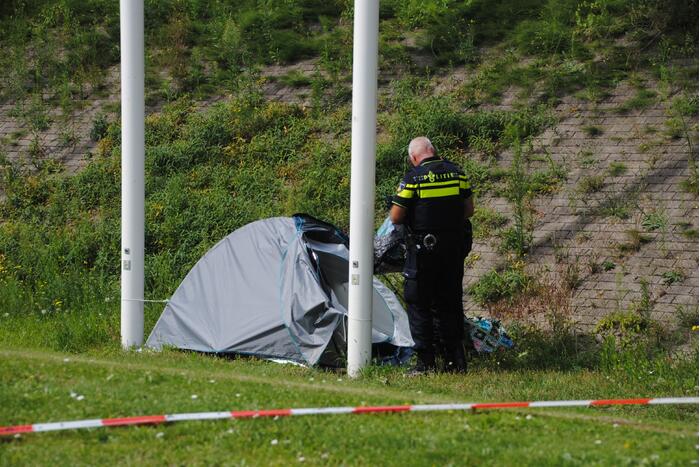 Kampeertent met spullen aangetroffen langs spoor