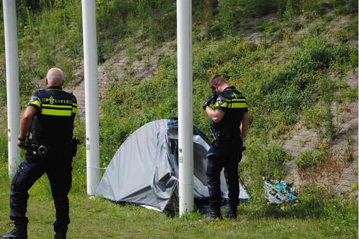 Kampeertent met spullen aangetroffen langs spoor