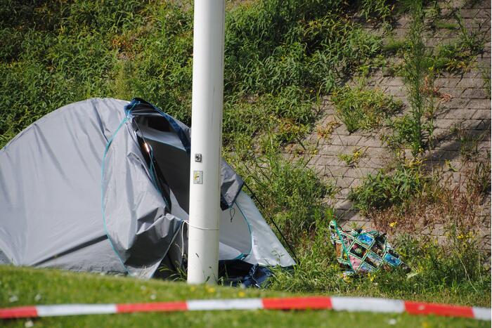 Kampeertent met spullen aangetroffen langs spoor