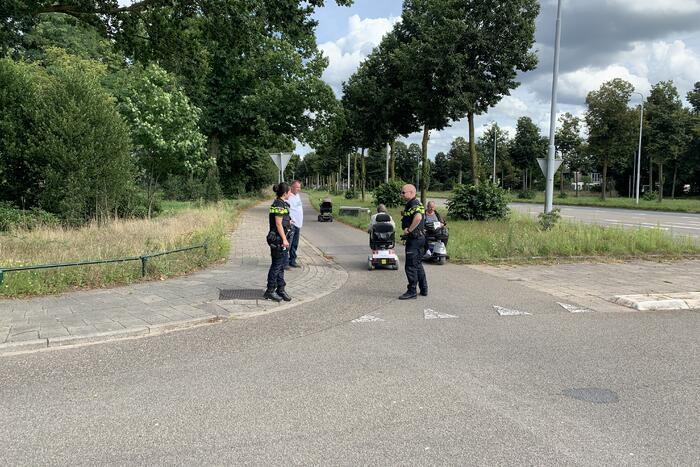 Vrouw gaat onderuit met scootmobiel