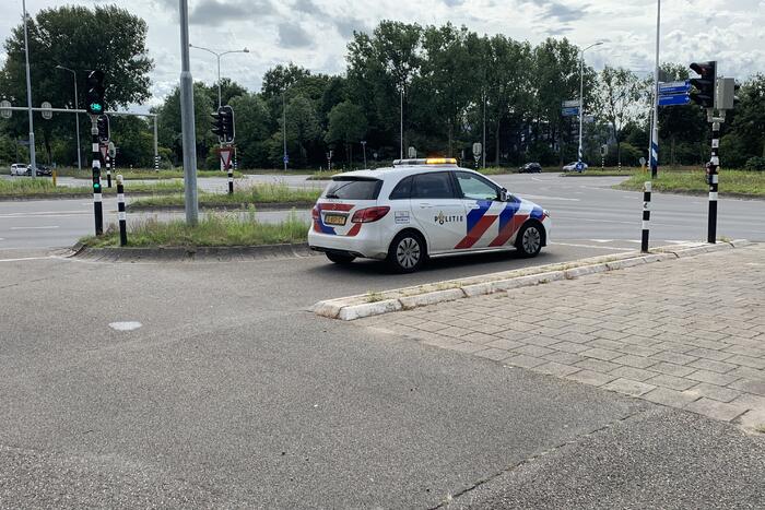 Vrouw gaat onderuit met scootmobiel