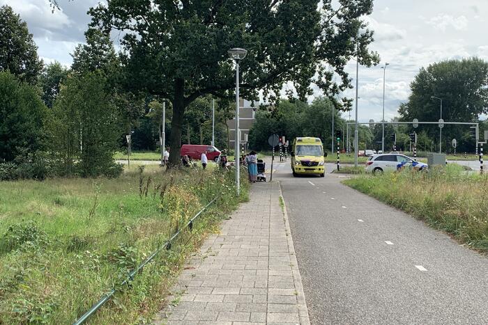 Vrouw gaat onderuit met scootmobiel