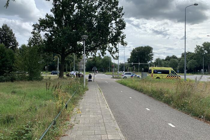 Vrouw gaat onderuit met scootmobiel