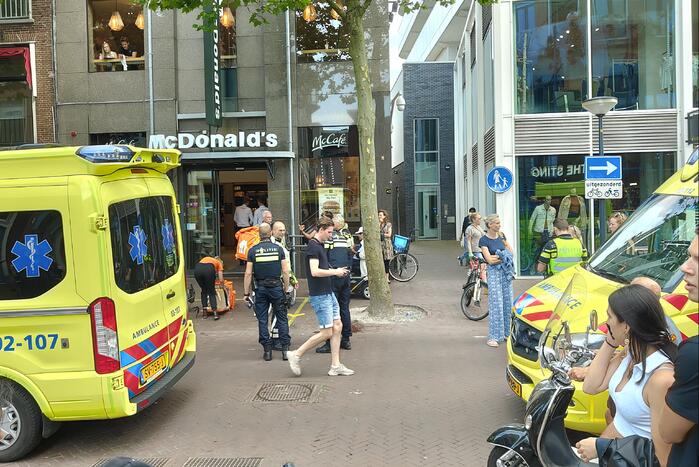 Maaltijdbezorger op fiets botst op scooterrijder