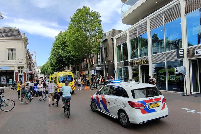 Maaltijdbezorger op fiets botst op scooterrijder