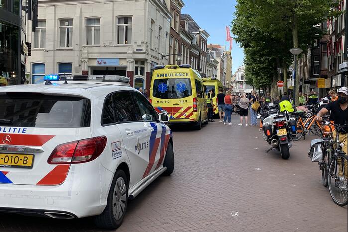 Maaltijdbezorger op fiets botst op scooterrijder