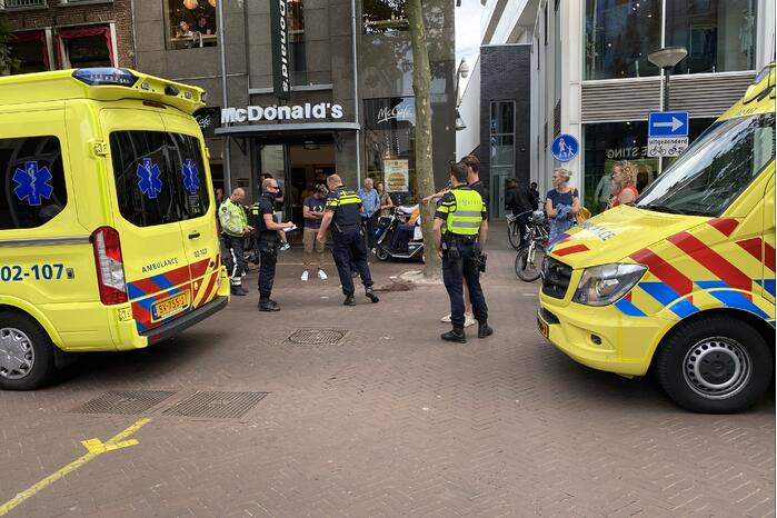 Maaltijdbezorger op fiets botst op scooterrijder