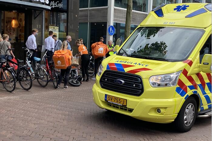 Maaltijdbezorger op fiets botst op scooterrijder