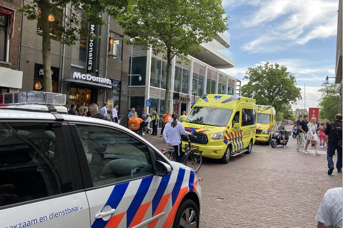 Maaltijdbezorger op fiets botst op scooterrijder
