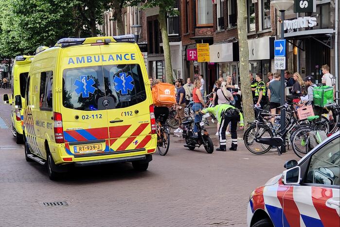 Maaltijdbezorger op fiets botst op scooterrijder