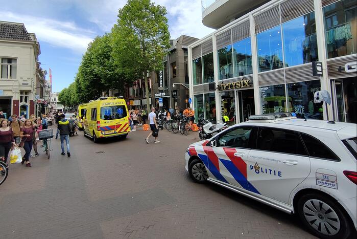 Maaltijdbezorger op fiets botst op scooterrijder